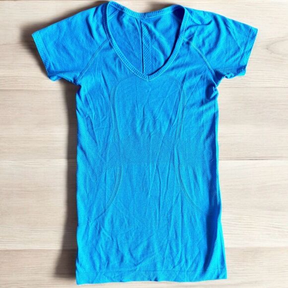 lululemon athletica Tops - Lululemon Swiftly Tech Short Sleeve V-Neck Beach Blanket Blue Size 4
